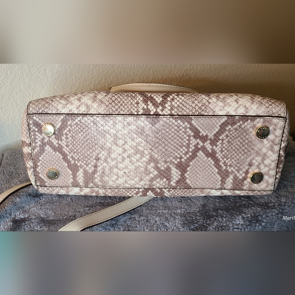 EUC Michael Kors tote bag - Picture 15 of 16